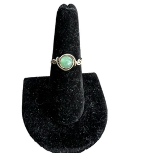 🍭6/$30 Handmaid silver coil ring with milky green gem - size 7.75